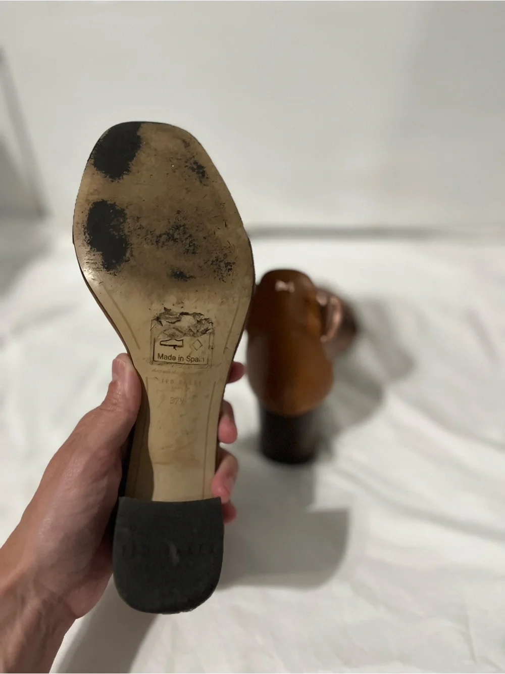 Ted Baker Tan Brown Leather Block Heel with gold bow accents size 37.5/7.5